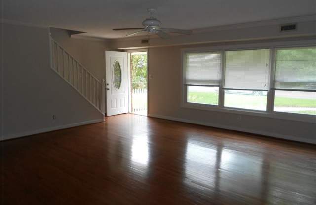 9215  Holbrook Dr Gallery 4