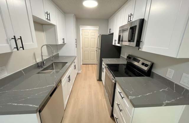Ground Floor Two-Bedroom/One-Bathroom Condo in Kirkland! - 12515 Northeast 117th Place, Kirkland, WA 98034