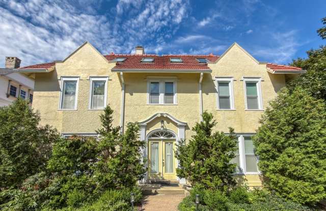 Divinity 1 Bedroom condo w/ garden entrance & off street parking! photos photos