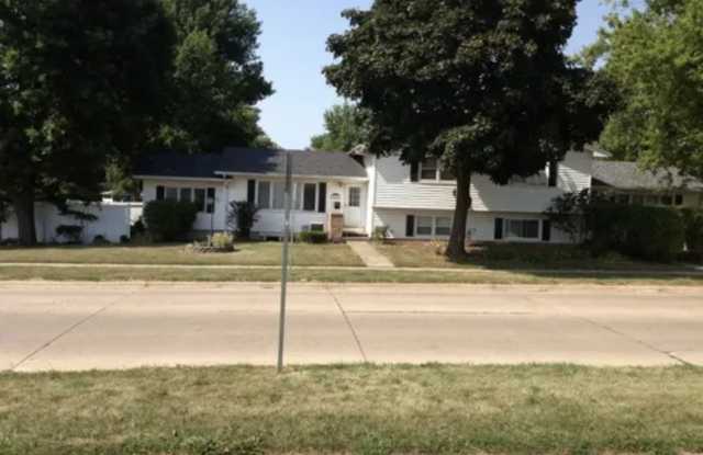 1124 Royal Drive - 1124 Royal Drive, Cedar Falls, IA 50613