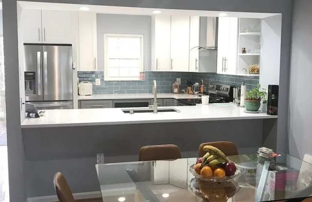 BURKE CENTER - BEAUTIFULLY UPDATED 3 LEVEL TOWNHOUSE WITH GARAGE Gallery 4