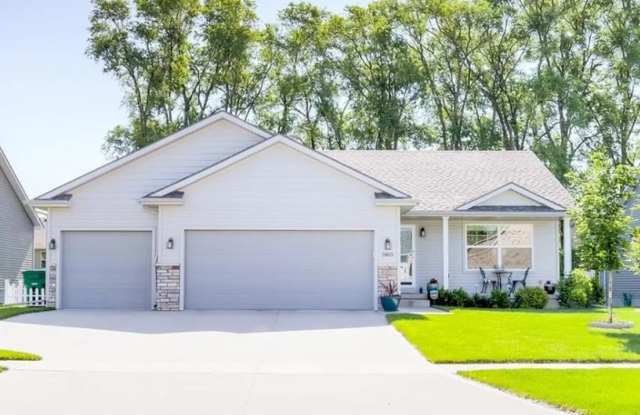 5805 Pine Court - 5805 Pine Court, Johnston, IA 50131