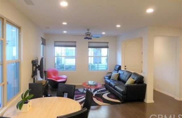 62 Emerald Clover Gallery 2