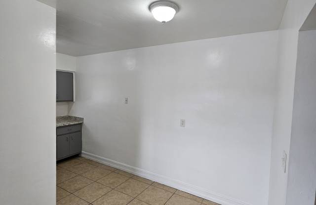 2817 Van Buren St Apt 3 Gallery 4