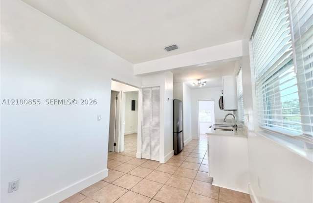 200 NW 17th Ct Gallery 3