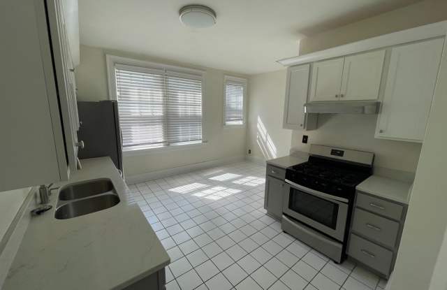 1/2 Off First Month's Rent on Large 3 Bedroom w/sunroom Gallery 1