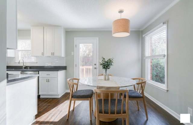 Beautifully Renovated Two Bedroom Duplex – Close to Downtown! Gallery 3
