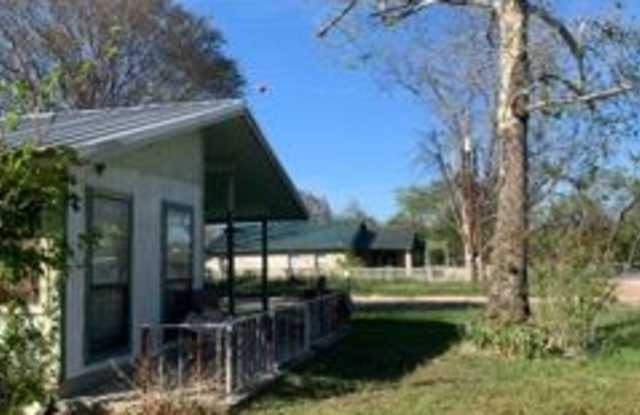602 Lakeshore Dr B - 602 Lakeshore Drive, Marble Falls, TX 78654
