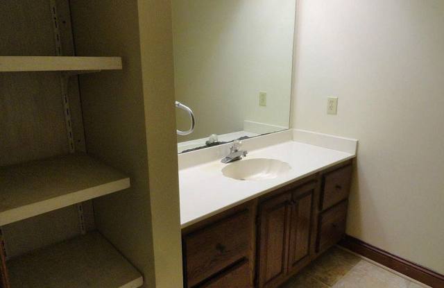 Room in 3 Bedroom Home at Grove Ave Gallery 3