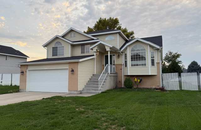 Spacious 5-Bedroom Home in Clinton! photos photos