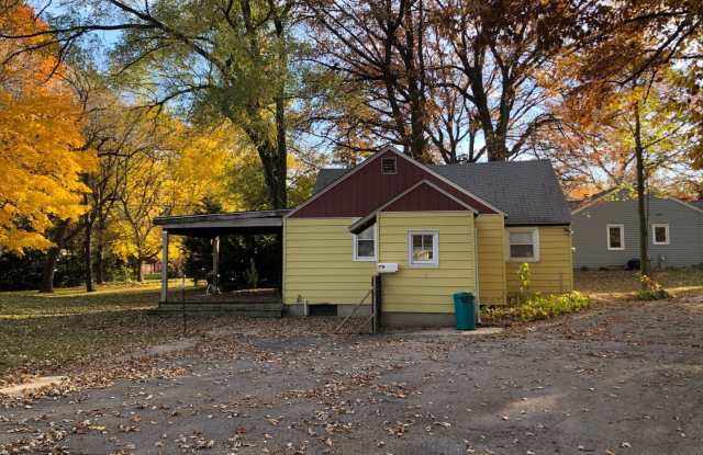 Cozy Two Bedroom Single Family in Country Like Setting Gallery 4