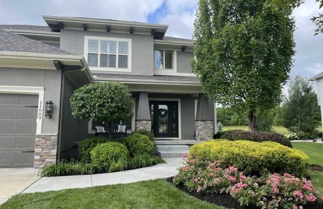 5BR/5BA | Single Family Home | 3-Car Garage Parking | Fenced backyard Gallery 3