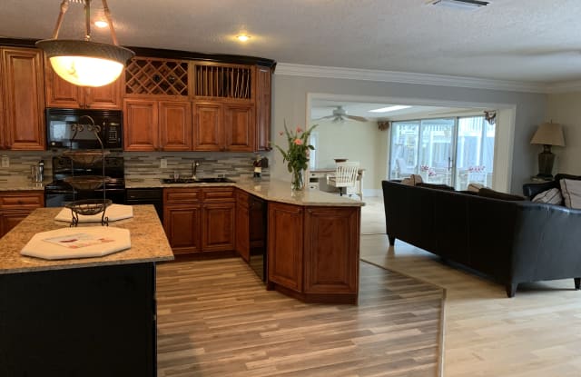 650 Lake Dr - 650 Lake Drive, Altamonte Springs, FL 32701