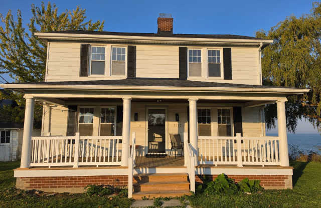Lake Front 3 Bed 2.5 Bath Rental by GOTL! Gallery 1