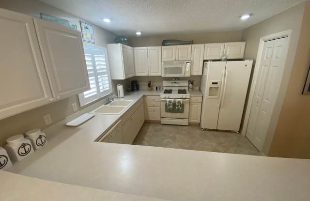 Beautiful Fully Furnished, SEASONAL RENTAL, Courtyard Villa In the Cottages at Summerchase Gallery 4