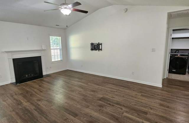Lovely 3 Bedroom with Trash Included and Option to Include Water! Gallery 4