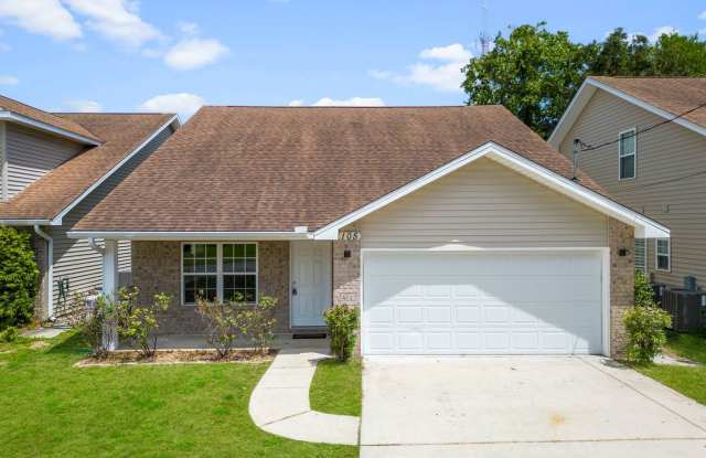 Fantastic Floor Plan in Fort Walton Beach! - 105 Scranton Street, Ocean City, FL 32547