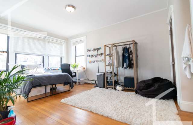 Massive Student Big Bed Near BU Campus w Ht & HW Included! Gallery 3