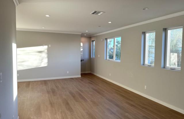 New building, 3 story townhouse, 2+2.5, gated, 2 balconies, great natural light, Secure parking Gallery 3