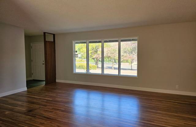SINGLE LEVEL IN RALEIGH HILLS - REMODELED 3 BEDROOMS, 2 BATHS Gallery 4
