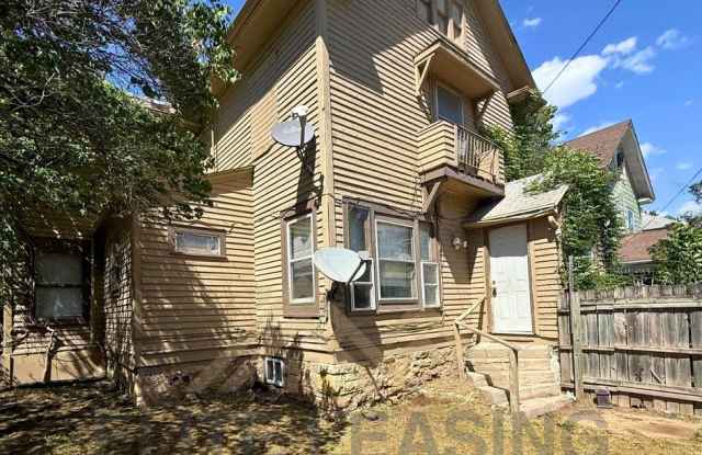 Spacious 3 Bedroom Home in Central Topeka – Pet Friendly! photos photos