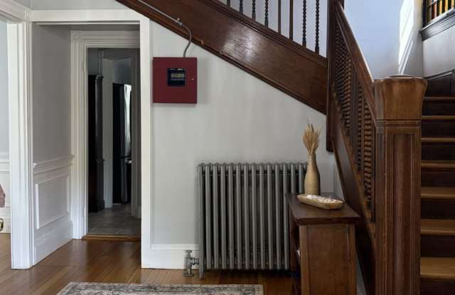 Beautiful 6 bed single family with parking included in Watertown available for rent NOW! Gallery 4