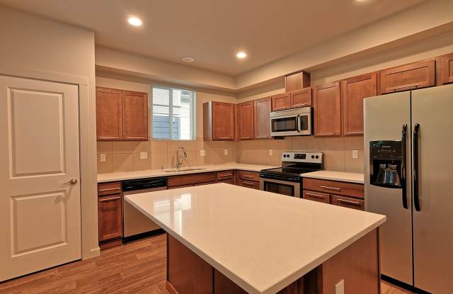 Spacious End Unit Townhome - 2 Primary Ensuite Bedrooms - 10524 14th Drive Southeast, Everett, WA 98208