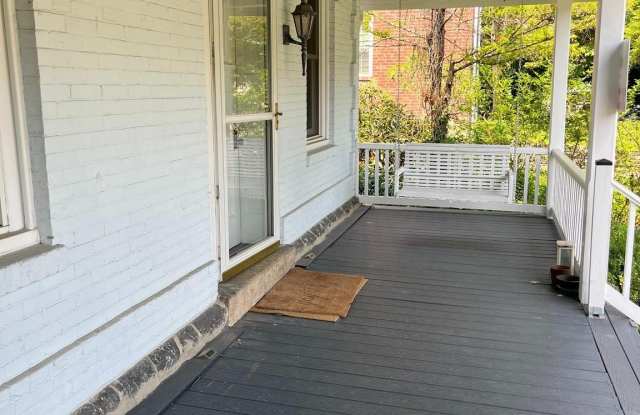 210 GRAYLING Avenue Gallery 2