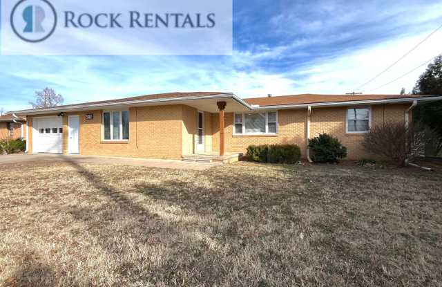 Beautifully Updated 4 Bed 2 Bath in South Hutchinson Gallery 1