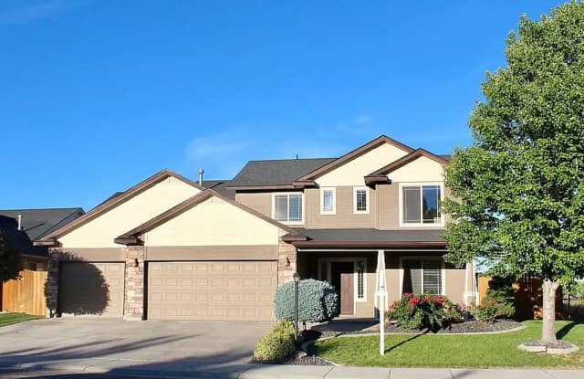 Large Home Located in Star with 4 car garage - 902 North Park Vista Avenue, Star, ID 83669