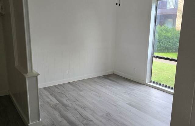 Beautiful West Side Located $950.00 2 Bedroom 1 Bathroom Gallery 3