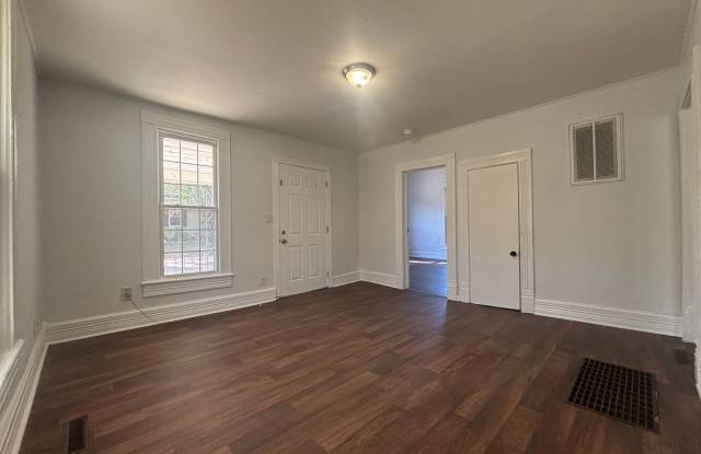 Cute and clean 2 bedroom 1 bath available now! Gallery 3
