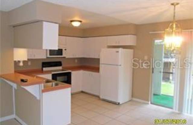 132 DOUGLAS ROAD W Gallery 3