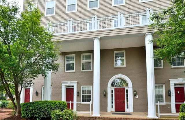 Beautiful 2BR, 2.5BA Townhouse Style Condo Near Old Town Alexandria photos photos