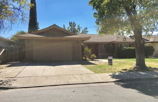 1015 Madison Ave - 1015 Madison Avenue, Los Banos, CA 93635
