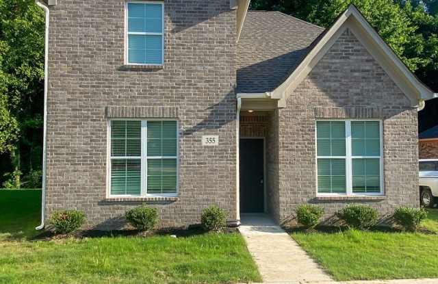3 bedroom, 2.5 bath, Built in 2022, close to the Hernando town square photos photos