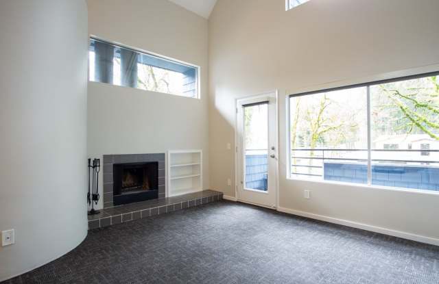 Spacious Lake Oswego 2Bdr w/Fireplace, Dishwasher, W/D, & Balcony! Gallery 4