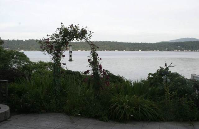 Lakefront 2000asf fully furnished short term rental . 3 bedroom 2 bath. - 636 Lake Sammamish Lane Northeast, Bellevue, WA 98008
