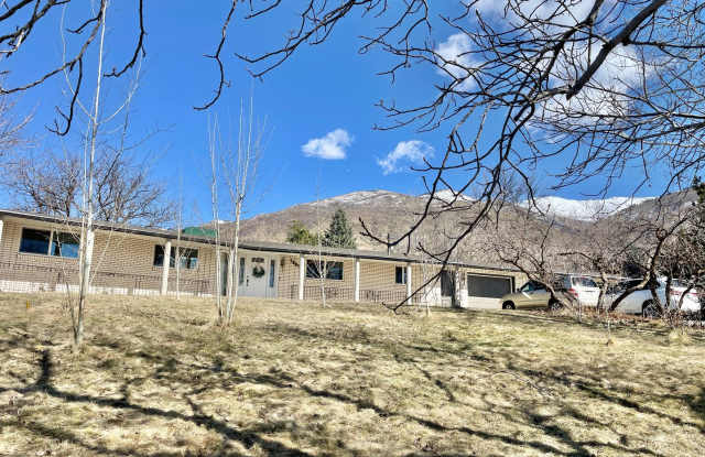 Spacious 5-Bedroom Home in Fruit Heights photos photos