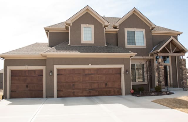 404 South West Eagles Ridge Drive - 404 SW Eagles Ridge Dr, Blue Springs, MO 64014