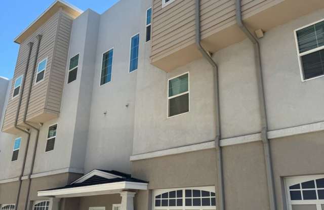 Come be a part of this NEWER TOWNHOUSE community in the heart of Downtown Phoenix! photos photos