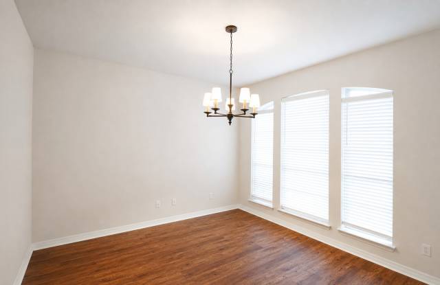 FOR LEASE! Stunning 3 Bedroom, 2 Bathroom, 2 Car Garage Home Located In Country Brook Park Estates Gallery 4