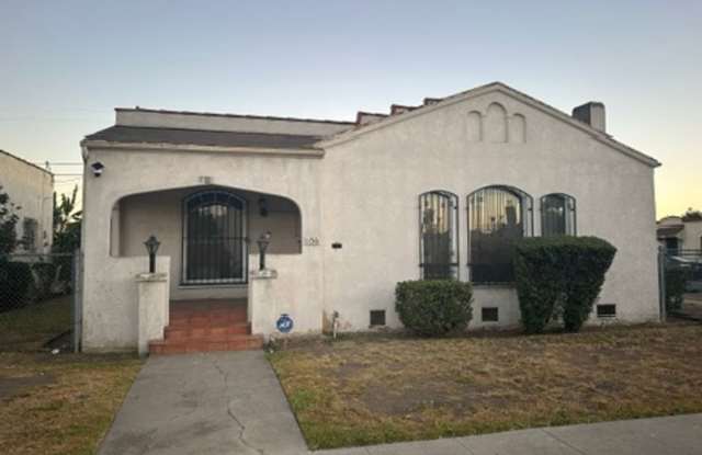 Large, 3 bedroom 1 ½ bath, corner-lot single family home Gallery 4