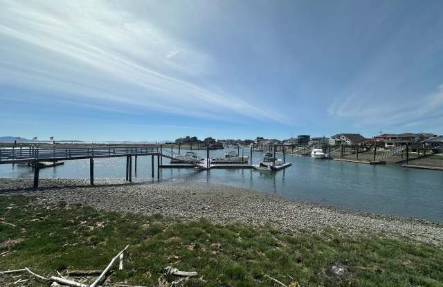 RENT SPECIAL! 1/2 MONTH OFF RENT IF SIGNED LEASE BY 9/30! 2 Bed 2 Bath Waterfront Condo in Sandy Point Gallery 1