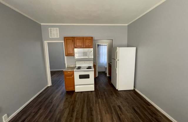 Second Floor One Bedroom - $1350/mo Bright and Sunny with Hot Water Included in Downtown Manchester - 66 Orange Street, Manchester, NH 03104