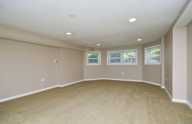 2129 West Lunt Avenue Gallery 3