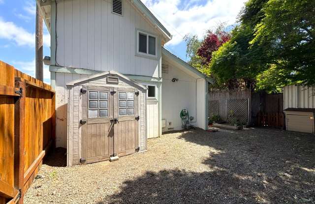 Move-In Special:Get $100 off your first month's rent. Charming 2 bedroom Cottage-Style Home in the Heart of Historic Niles photos photos