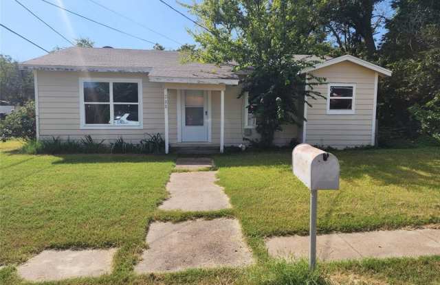 200 W Armstrong Avenue - 200 West Armstrong Avenue, Comanche, TX 76442