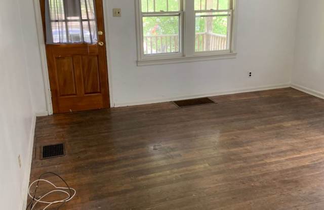 ****AVAILABLE AUGUST 2027**** 3 Bedroom Home with Covered Front Porch - Just Off Washington St Gallery 4