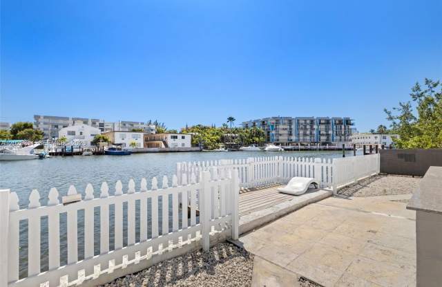 8135 Crespi Blvd photos photos 8135 Crespi Blvd photos photos